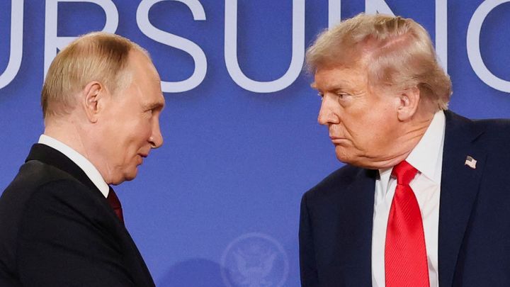 Ti, kdo se měli sejít, se nesejdou. Z dostaveníčka v Budapešti sešlo, Trump přitvrdil; Zdroj foto: Reuters