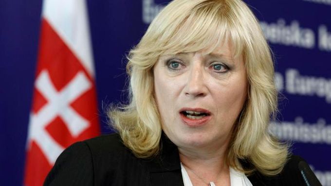 Premiérka Radičová oznámila Slovákům, že pojistka proti krachu eurozóny je bude stát 4,5 miliard eur.