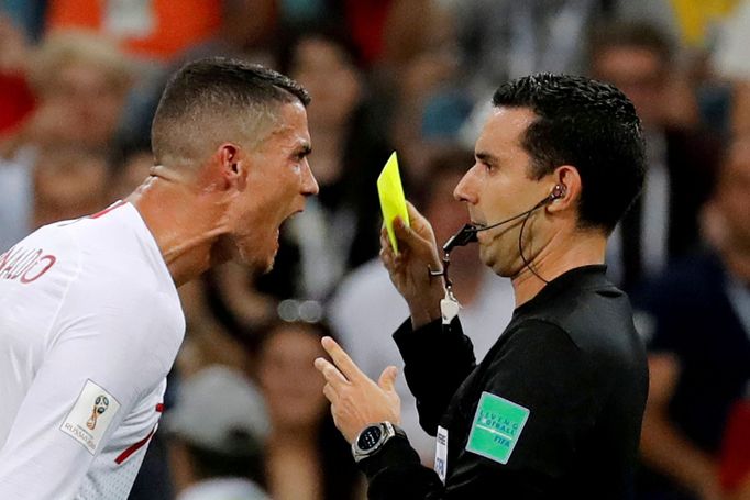 Cristiano Ronaldo není spokojený s tím, že mu sudí Cesar Arturo Ramos dává žlutou kartu.