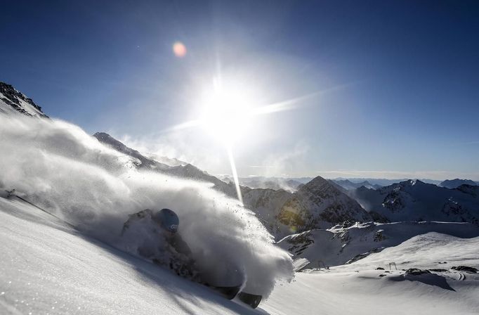 Austrian freeride skier Lukas Ebenbichler skis down in deep powder snow during a freeride skiing tour on Stubaier glacier mountain in Stubai January 7, 2013. Backcountry or freeride skiers ski away from marked slopes with no set course or goals, in untamed snow, generally in remote mountainous areas. Picture taken January 7, 2013. REUTERS/ Dominic Ebenbichler (AUSTRIA - Tags: SPORT SKIING SOCIETY) Published: Led. 21, 2013, 10:18 dop.