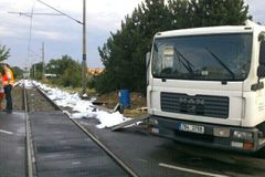 V Brně se srazilo nákladní auto s vlakem, dva lidé zranění