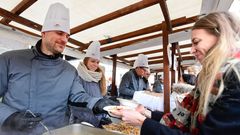Rozdávání rybí polévky na Staroměstském náměstí