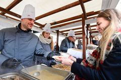 Hřib s Bartošem rozlévali v Praze rybí polévku, ve frontě docházelo k potyčkám