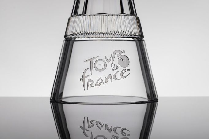 Trofeje pr nejlepší jezdce Tour de France z českých skláren Lasvit