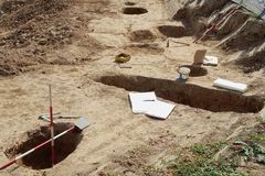 Nečekaný nález překvapil archeology. Pravěká osada ležela pod silnicí a hřbitovem