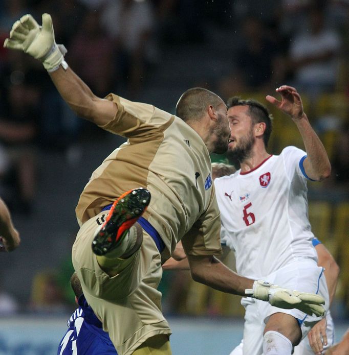 Fotbalisté Niki Mäenpää (vlevo) a Tomáš Sivok v přípravném utkání České republiky s Finskem.