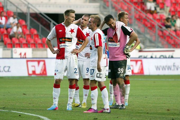 Fotbalisté pražské Slavie odcházejí zklamaní ze hřiště.