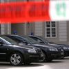 Na nádvoří čekala flotila limuzín, které odvezly premiéra se znovujmenovaným ministrem rovnou na probíhající jednání vlády ve Strakově akademii.