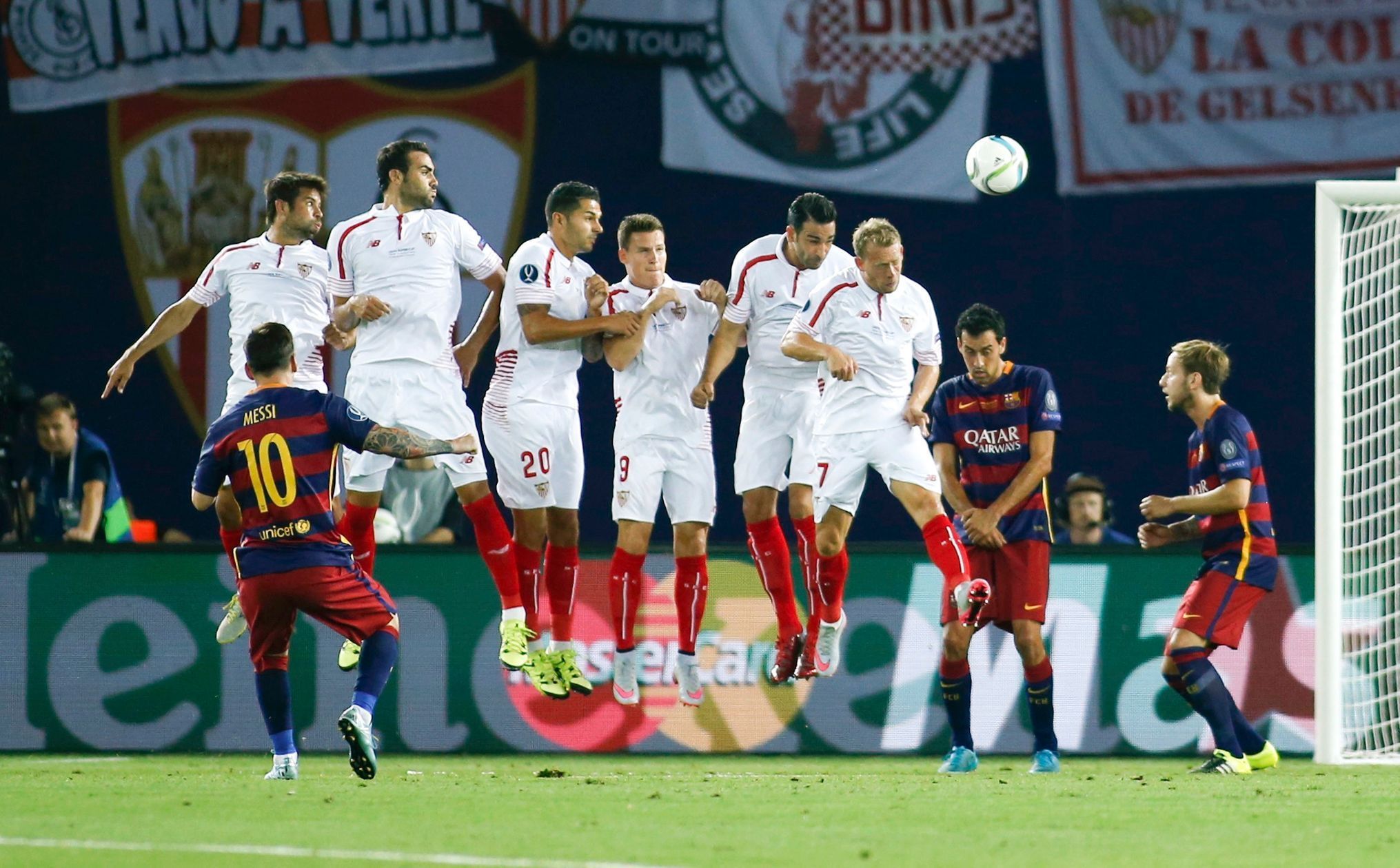 Evropský superpohár, Barcelona-Sevilla: Lionel Messi dává gól na 2:1