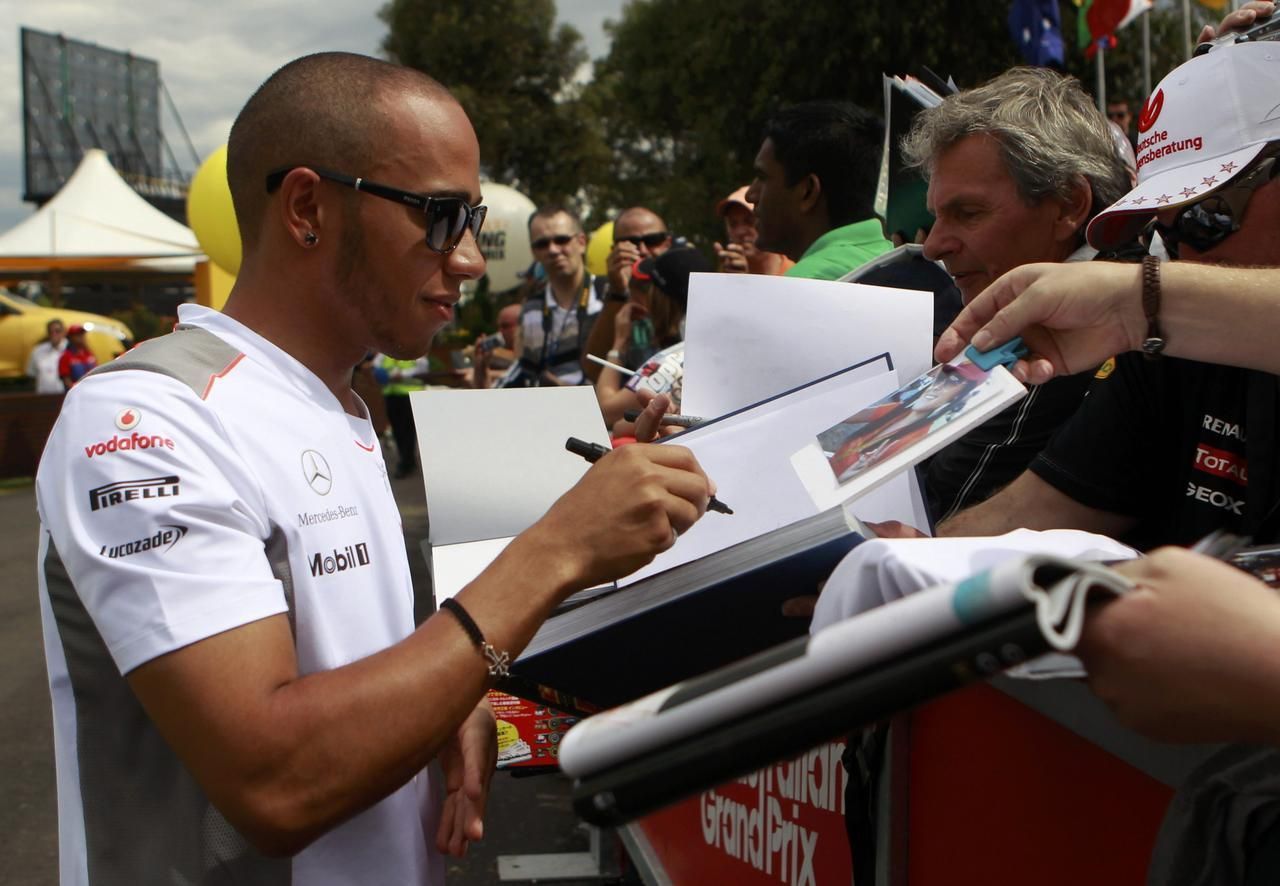 F1: Před VC Austrálie (Lewis Hamilton dává autogramy)
