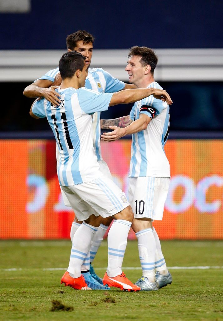 Fotbalisté Argentiny slaví gól Messiho do sítě Mexika