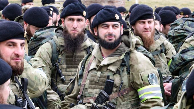 Čečenští vojáci v hlavním městě Groznyj, snímek z 25. února 2022.