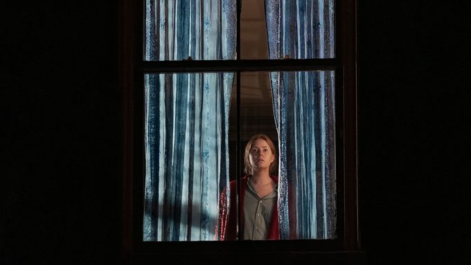 Film Žena v okně je na Netflixu s českým dabingem i titulky.