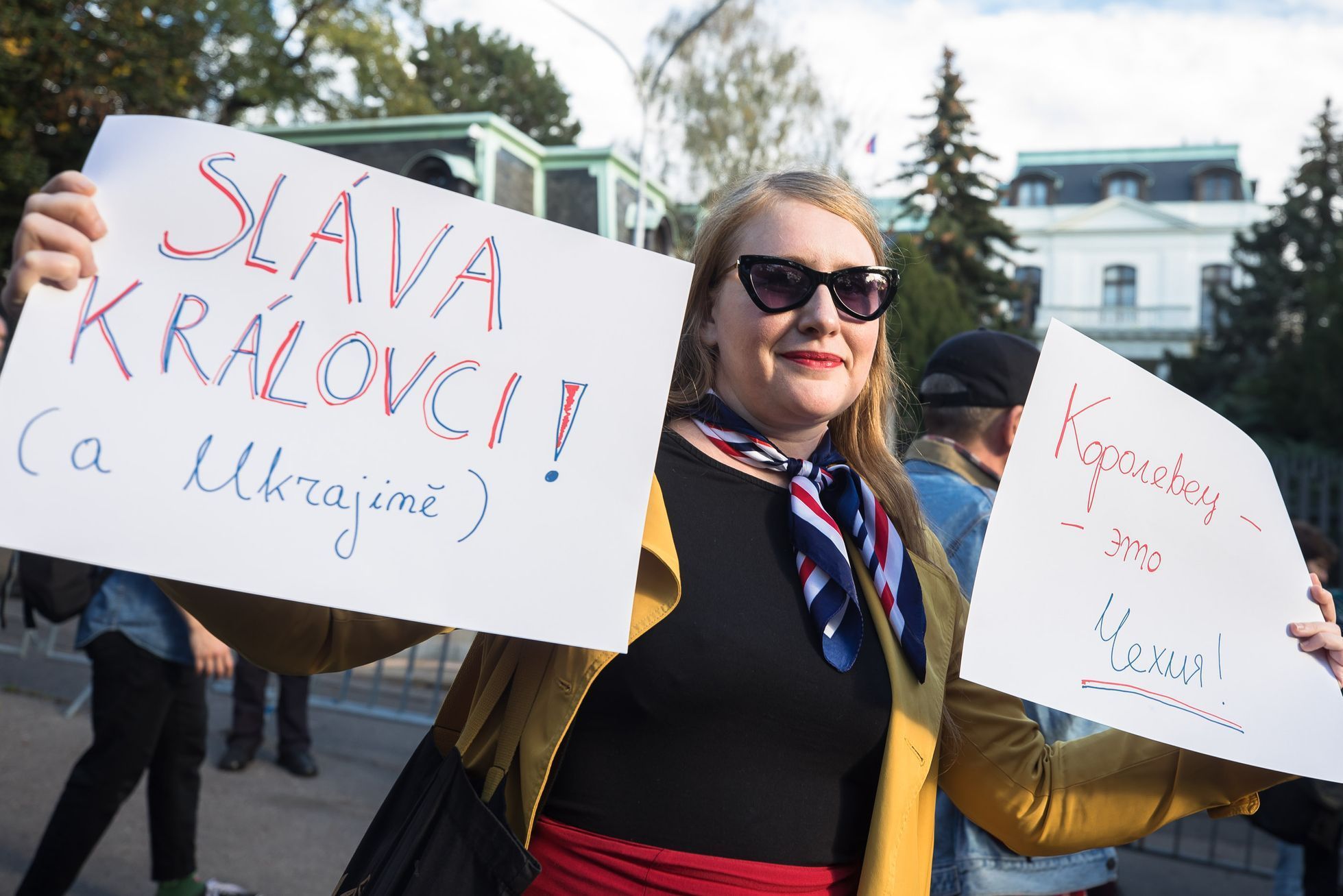 Královec, referendum o připojení, satirická akce před ruskou ambasádou