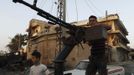 A Free Syrian Army member stands by his anti-aircraft machine gun during their patrol in Attarib, on the outskirts of Aleppo province July 30, 2012. REUTERS/Zohra Bensemra (SYRIA - Tags: POLITICS CONFLICT CIVIL UNREST) Published: Čec. 30, 2012, 8:07 odp.