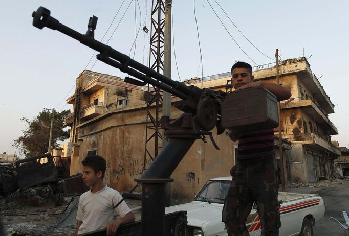 A Free Syrian Army member stands by his anti-aircraft machine gun during their patrol in Attarib, on the outskirts of Aleppo province July 30, 2012. REUTERS/Zohra Bensemra (SYRIA - Tags: POLITICS CONFLICT CIVIL UNREST) Published: Čec. 30, 2012, 8:07 odp.