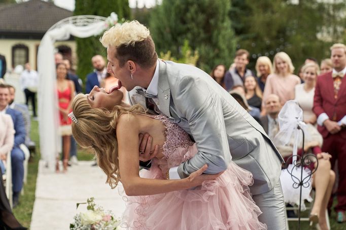 Šárka Vaculíková v roli Lucie a Jakub Štáfek jako Lavi.