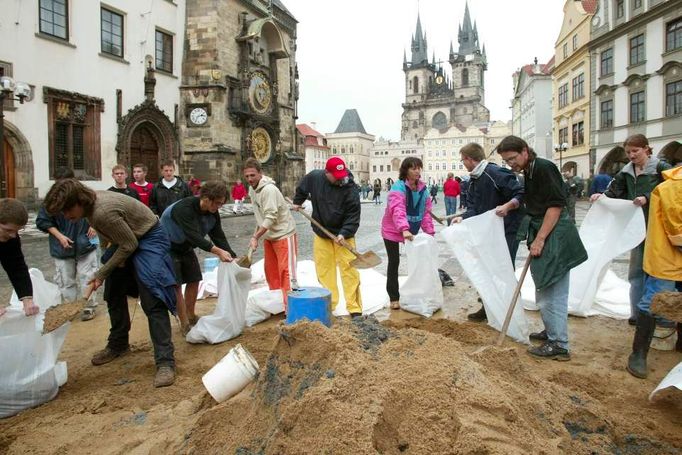 Staroměstské náměstí v Praze, 12. srpna 2002. Lidé plní pytle s pískem ve víře, že zabrání vodě, aby zaplavila historické budovy Prahy.