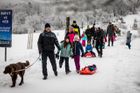 Na české hory vyrazily za sněhem tisíce lidí. Někde se i lyžovalo, zákazům navzdory