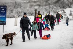 Na české hory vyrazily za sněhem tisíce lidí. Někde se i lyžovalo, zákazům navzdory
