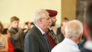 Za zvuku varhan přichází průvod členů akademické obce. V něm i prezident Miloš Zeman a rektor UK Václav Hampl.