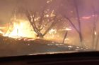 Jízda peklem. Policisté natočili průjezd mohutným požárem v Kalifornii
