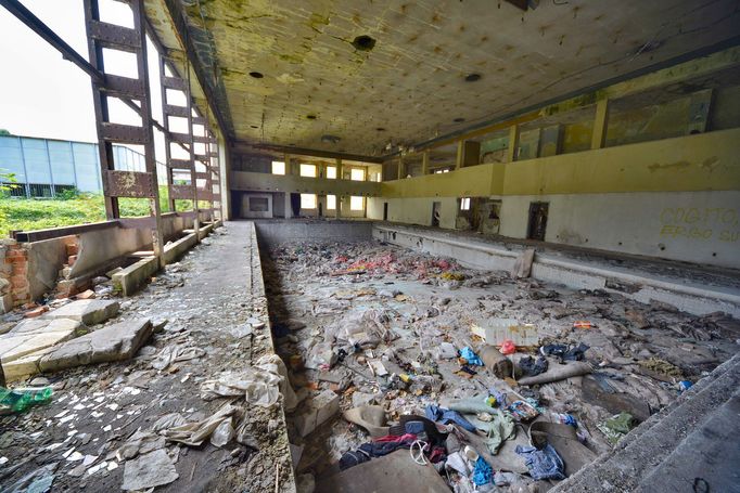 Vrbenského lázně v Ústí nad Labem. Snímek ze současnosti, kdy je objekt bývalých lázní uzavřený a chátrá.