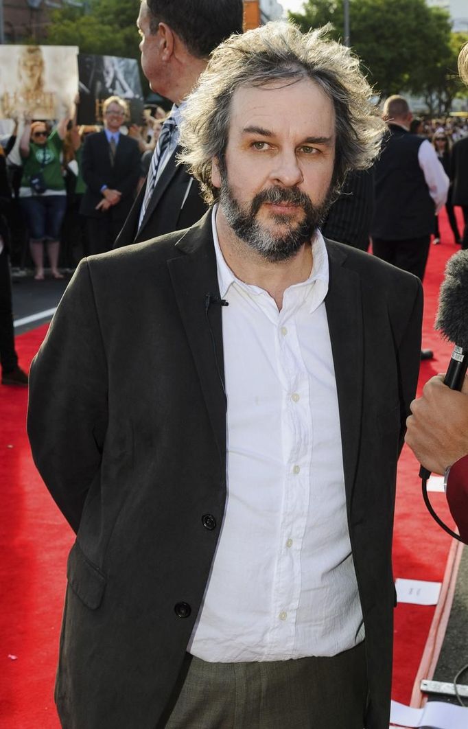 Director Peter Jackson of New Zealand, talks to a TV crew on the red carpet at the world premiere of 'The Hobbit - An Unexpected Journey' in Wellington November 28, 2012. New Zealand's capital city was taken over by pointy-eared, costumed Hobbit fans on Wednesday, many of whom camped overnight to grab the best spots for the red carpet world premiere of the film later in the day. REUTERS/Mark Coote (NEW ZEALAND - Tags: ENTERTAINMENT) Published: Lis. 28, 2012, 8:34 dop.