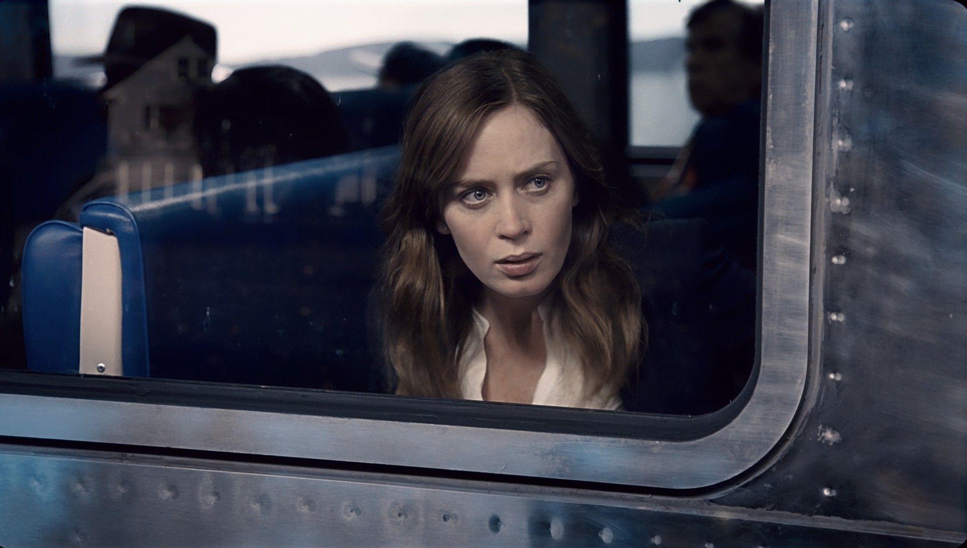 Emily Bluntová ve filmu Dívka ve vlaku