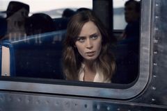 Dívka z vlaku Emily Bluntová hraje komplikovanou postavu, jaká se v hollywoodských filmech nevidí