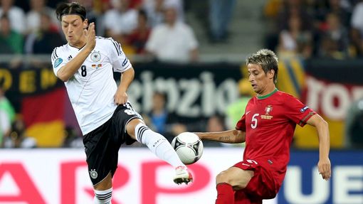 Mesut Özil bojuje o míč s Fabiem Coentraem během utkání Německa s Portugalskem v základní skupině B na Euru 2012.