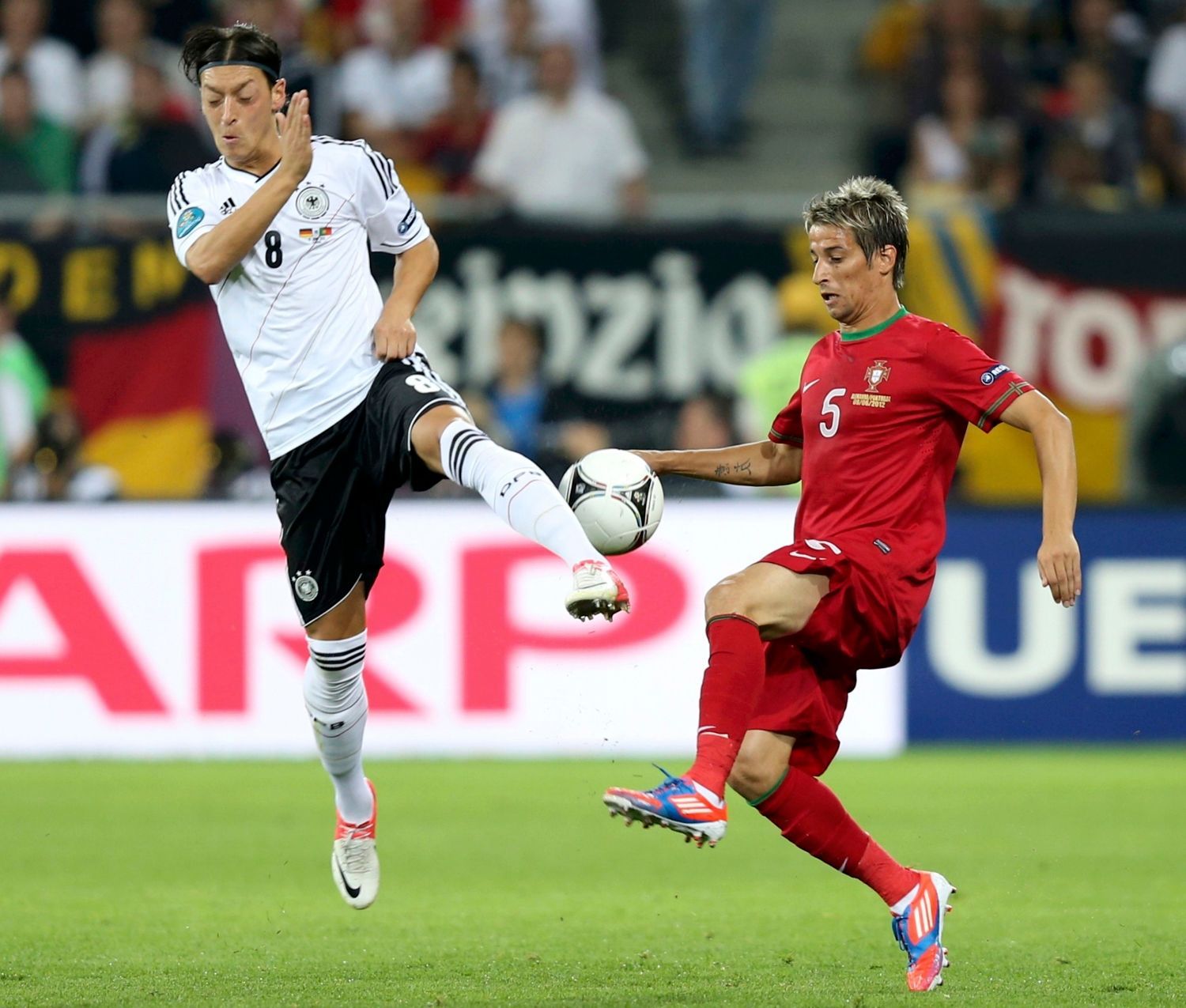 Mesut Özil a Fabio Coentrao v utkání Německa s Portugalskem na Euru 2012