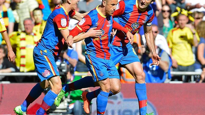 Kevin Phillips se raduje z proměněné penalty, která Crystal Palace vystřelila postup do Premier League