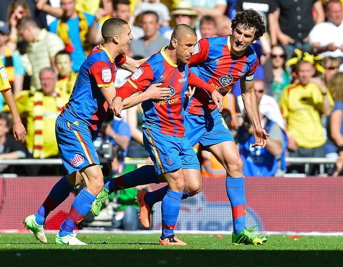 Hráči Crystal Palace se radují z gólu do sítě Watfordu ve finále Championship