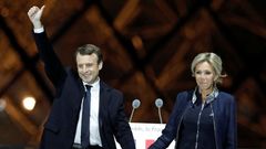 Emmanuel Macron s manželkou Brigitte slaví vítězství ve volbách