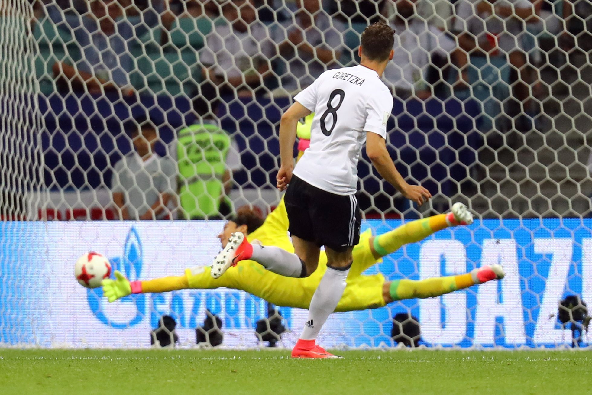 Leon Goretzka dává gól Mexiku v semifinále poháru FIFA 2017