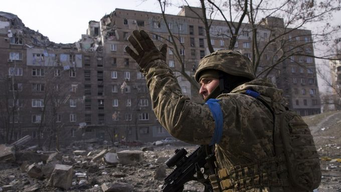 Ukrajinský voják v městě Mariupol na Ukrajině, na které útočí ruská invazní armáda. 12. 3. 2022
