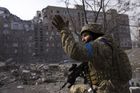 Ukrajinský voják v městě Mariupol na Ukrajině, na které útočí ruská invazní armáda. 12. 3. 2022