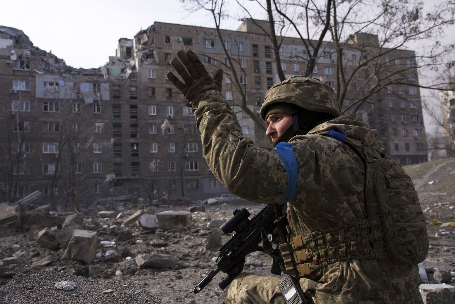 Foto / 12. 3. 22 / Mariupol / Voják, obklíčení, boje, bombardování, trosky / Ukrajina
