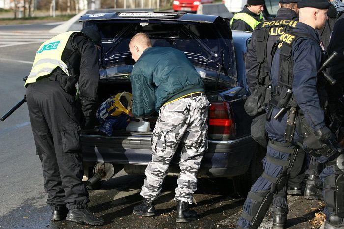 Policie prohlíží auto, kterým do Litvínova mířili radikálové