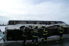 Autobus skončil ve škarpě.