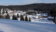 Modrava, obec v srdci národního parku. Všude kolem nejpřísněji chráněná zóna, utrhnutí borůvky se trestá.