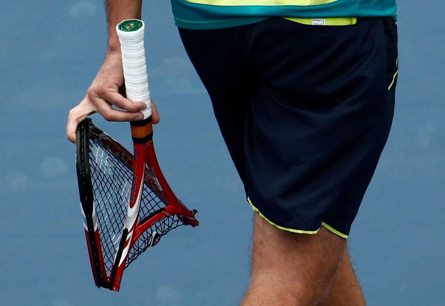 Švýcarský tenista Stanislas Wawrinka rozbil svojí raketu po prohře se Srbem Novakem Djokovičem na US Open 2012.