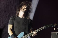 Foo Fighters jsou ve formě. Grohl sprintuje jako Bolt