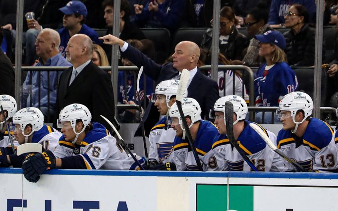 Trenér Jim Montgomery na střídačce St. Louis