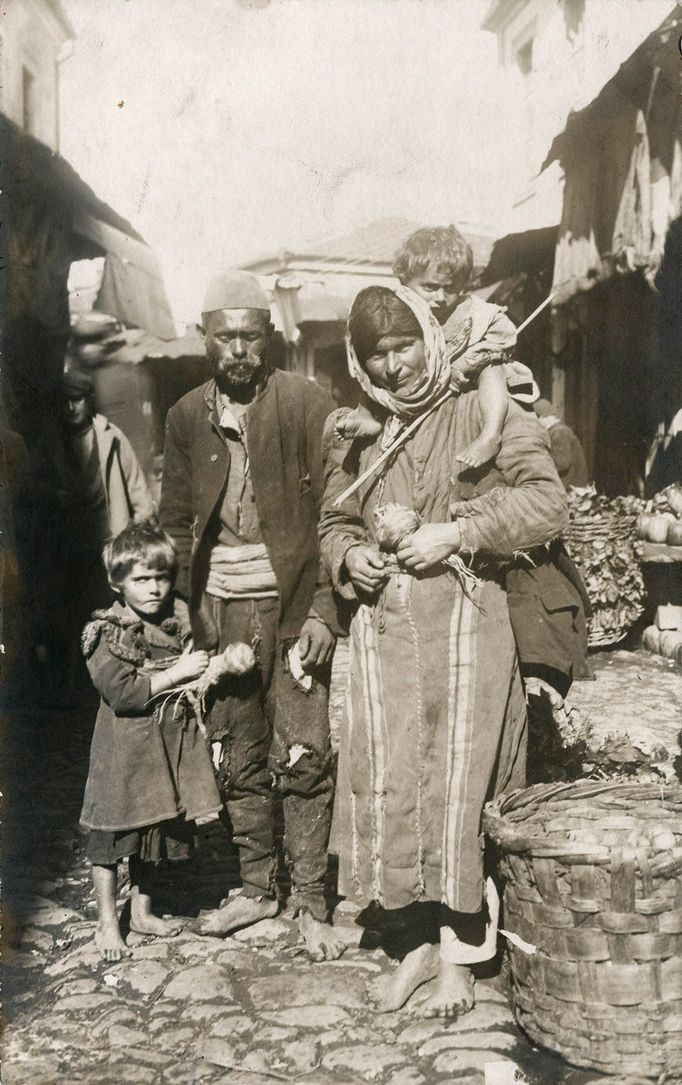 Romská rodina na tržnici, 1915-18.