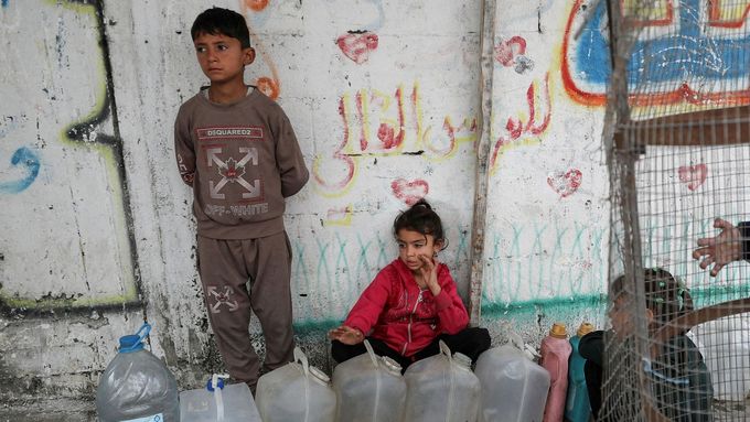 Palestinské děti u kontejnerů na vodu ve městě Gaza