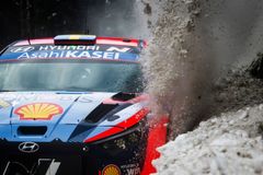 Rallyové hybridy za miliony pádily mezi bariérami, nechyběla ani hra na sněžné pluhy
