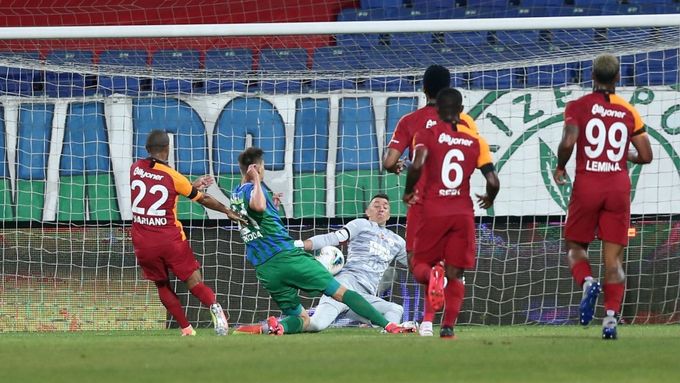 Milan Škoda v nešťastném souboji s gólmanem Galatasaraye.