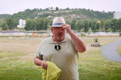 Doktore, poraďte!: Jak poznat úpal a úžeh? Pacient má bolehlav, křeče a studenou kůži